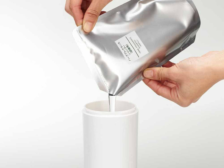 YAMAZAKI/tosca製ツーウェイディスペンサー ラウンド、ABS樹脂の円筒形容器とステンレスポンプを示す写真