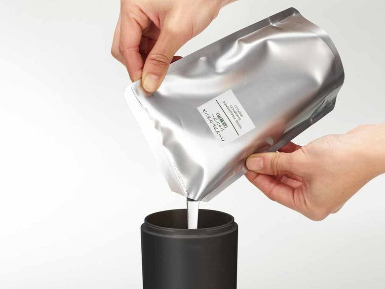 YAMAZAKI/toscaの【tower/タワー】ツーウェイディスペンサー ラウンド。ABS樹脂製の蓋と容器、ステンレス製のポンプを備えた丸型500mlのディスペンサー。