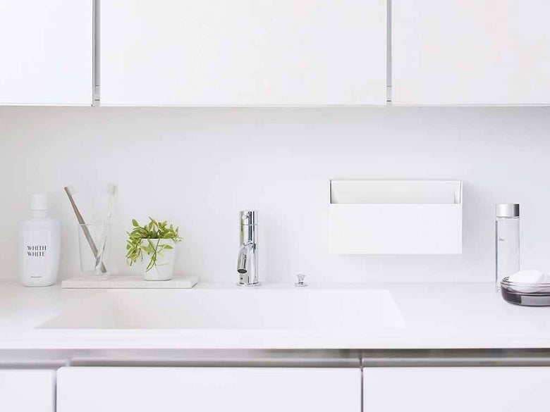 キッチンシンクに設置されたタワーウォールペーパーホルダー