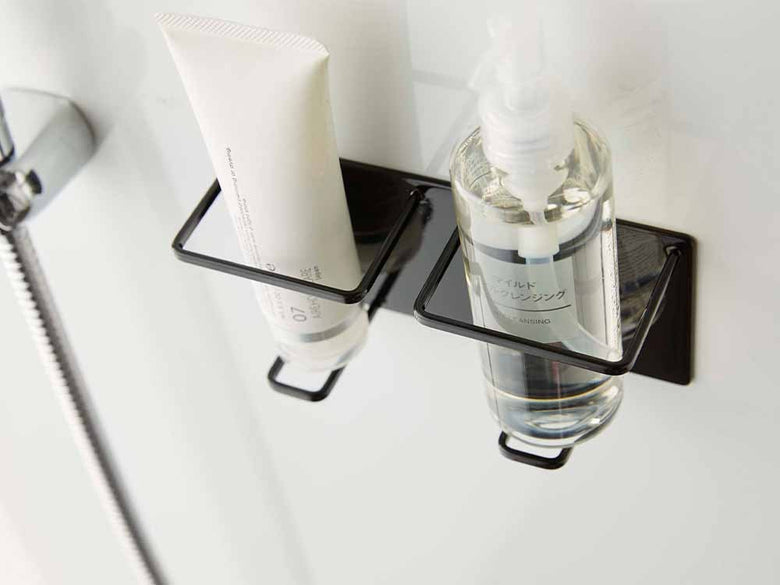 バスルームに設置されたタワーのマグネットホルダーとボトル