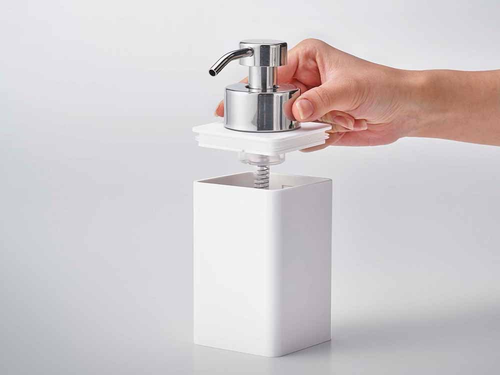 浴室に置かれたYAMAZAKIタワー詰め替え用ディスペンサー