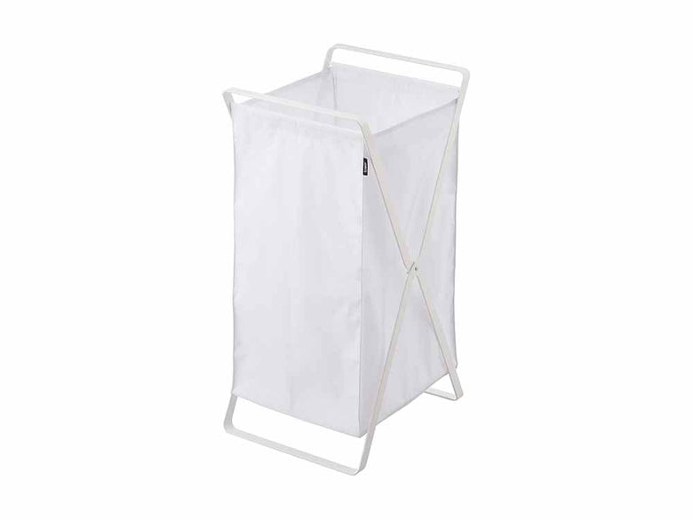 YAMAZAKI/towerの銀色プラスチック製ランドリーバスケット。家庭用の耐久性ある収納バスケット。