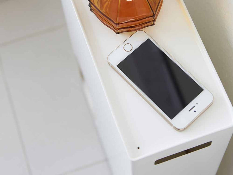 YAMAZAKI/towerブランドのスチール製トイレットペーパーストッカー。高さ48cm、幅23cmのタワー型で、8ロール収納可能な引き出し付き