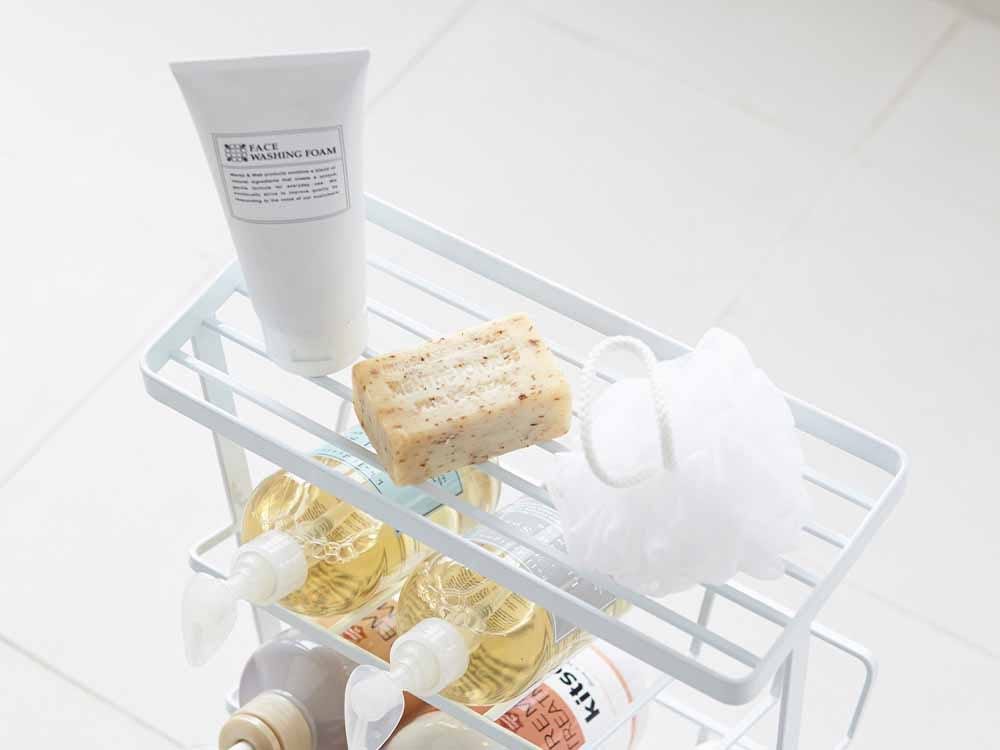 YAMAZAKI/tosca製タワー型バスボトルラック。スチール素材で複数の棚があり、ボトルやソープディスペンサーを整理できる家庭用収納ラック。