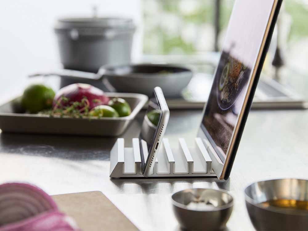 YAMAZAKIタワー製アルミタブレットスタンド、6台収納