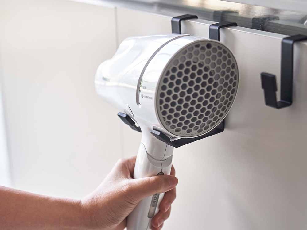 YAMAZAKIタワー製の銀色ドライヤーハンガー