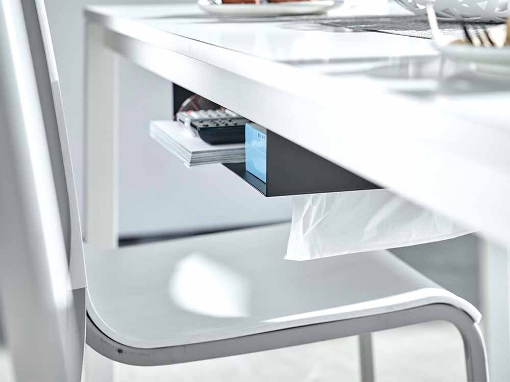 シルバーのスチール製テーブル下収納ラック