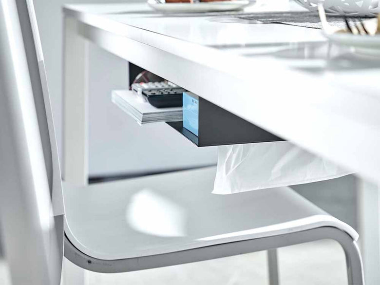 シルバーのスチール製テーブル下収納ラック