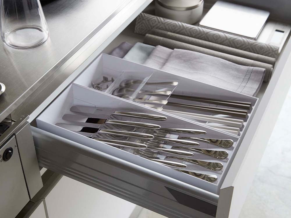 キッチン用の銀色立体斜めカトラリーケース
