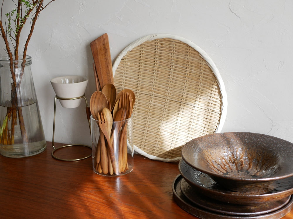 チーク材のカトラリーレスト『しのぎ』とナチュラルな食器