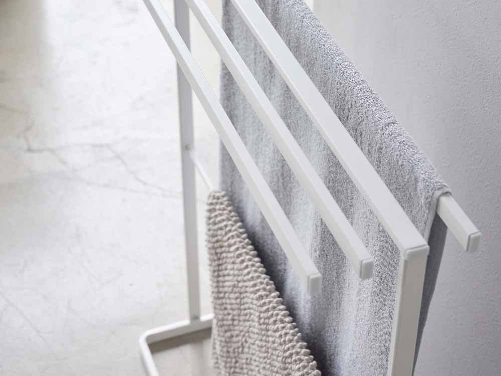 タワー製シルバースリムバスタオルハンガー