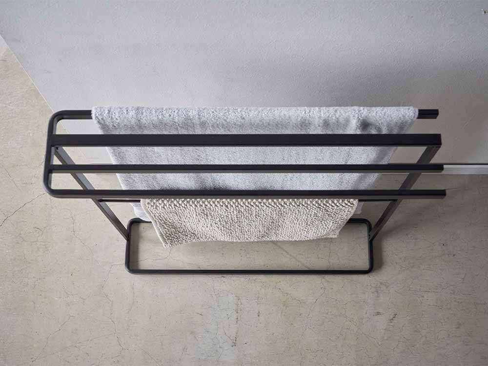 タワー製のスリムな横掛け銀色バスタオルハンガー
