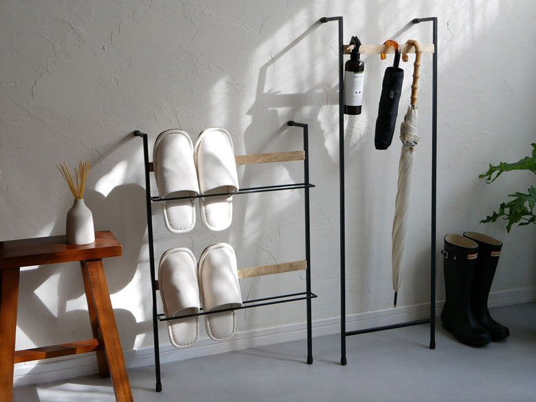 マンゴーウッドとアイアン製の衣類用ウォールハンガー