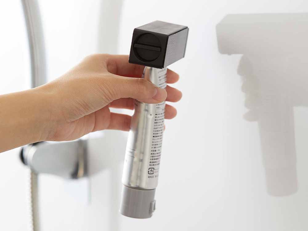 タワー製マグネット式歯磨き粉チューブホルダーを壁に設置