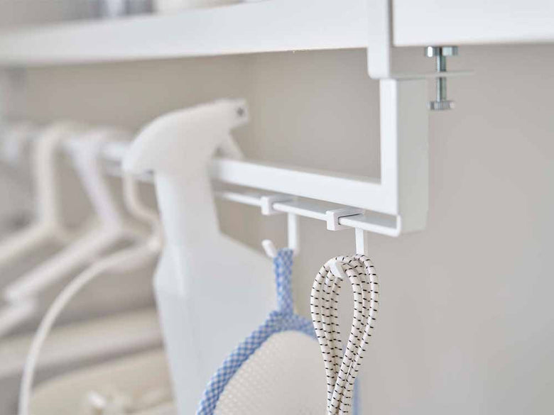 towerブランドの伸縮収納ハンガーと棚