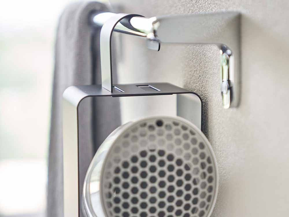 シルバーのタワー引っ掛けドライヤーホルダー