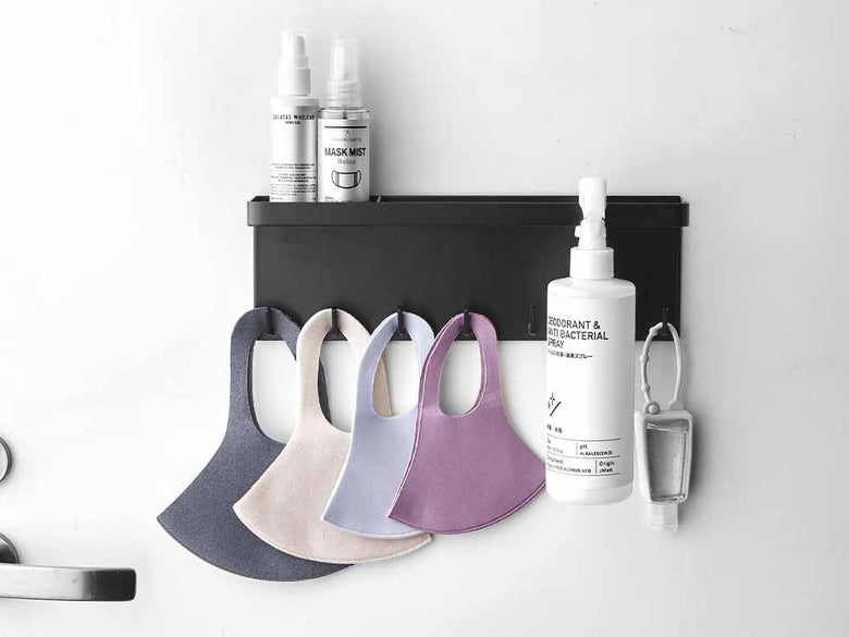 棚に置かれたトレー付きマグネット傘ホルダー