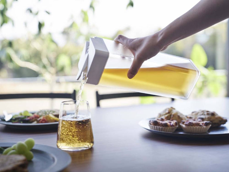 倒して置けるタワーの黒い冷水筒