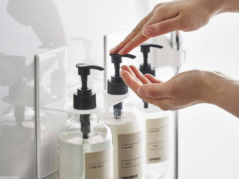 シンクに取り付けられたタワーマグネットディスペンサーホルダー