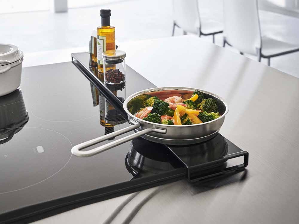 タワーの伸縮排気口カバーが取り付けられたガスコンロ