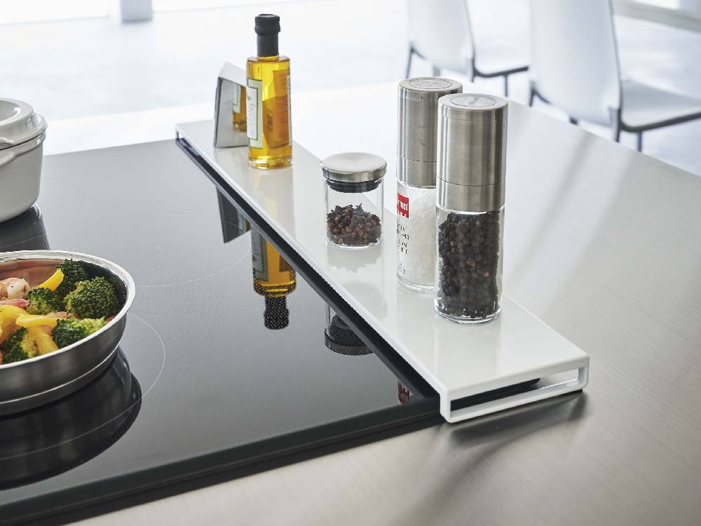 towerブランドのスチール製フラット排気口カバーがキッチンに設置されている