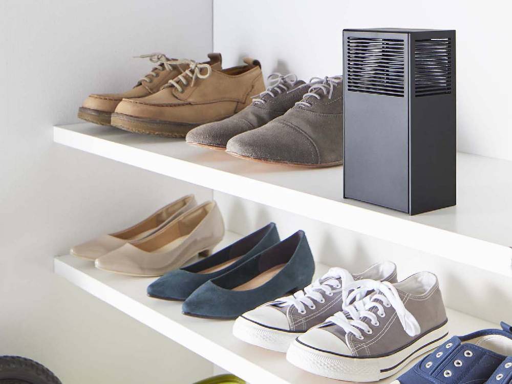 タワー消臭ビーズケースが棚に置かれた室内デザイン