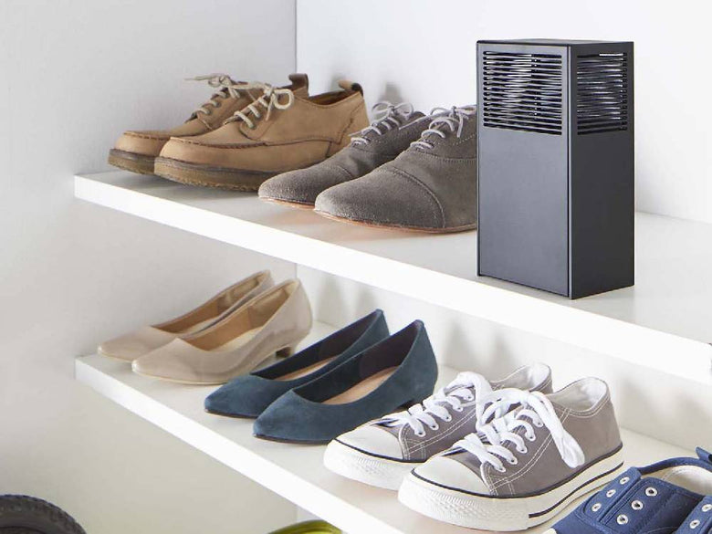 タワー消臭ビーズケースが棚に置かれた室内デザイン