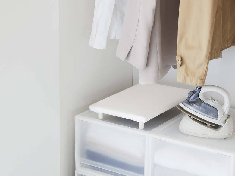 平らな天板と脚付きの卓上アイロン台