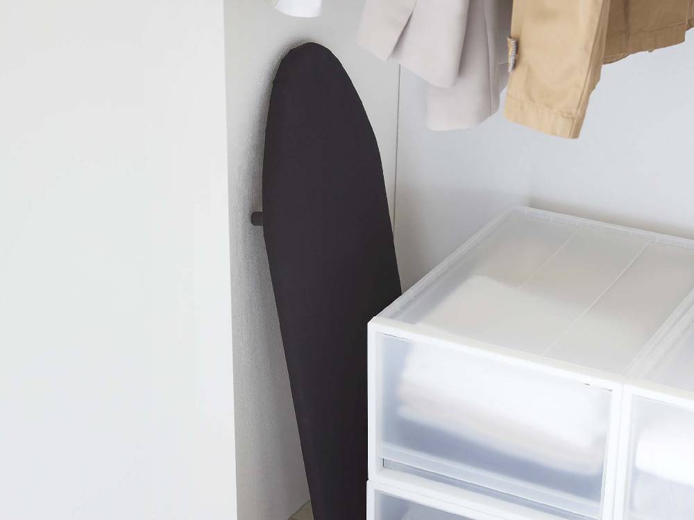 棚に置かれたタワーの舟型アイロン台