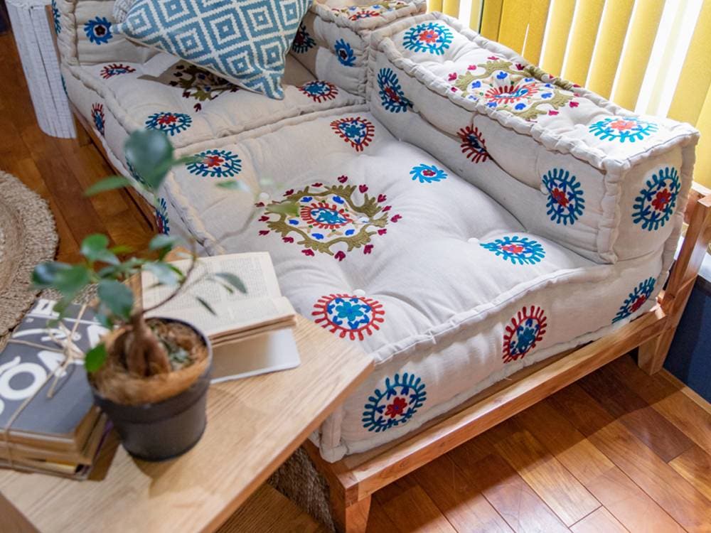 リビングルームに配置されたadepecheブロックマルチソファ