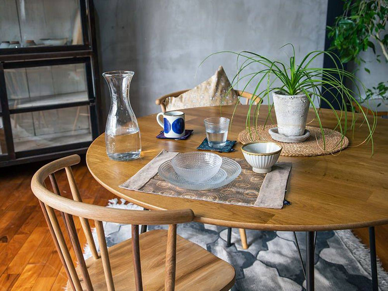 アデペシュ製オークとアイアンのラウンドダイニングテーブル