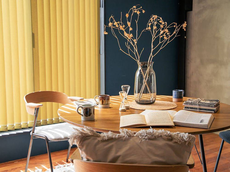 アデペシュのオーク突板とアイアン製ラウンドダイニングテーブル