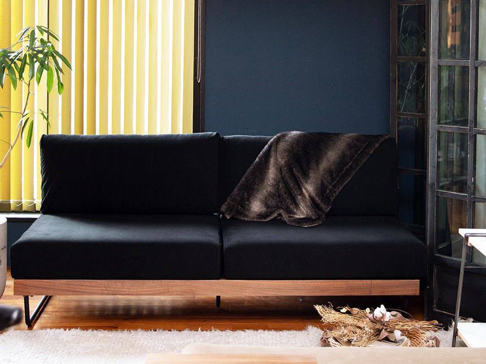 ウォルナット素材のソファが配置された快適なリビングルーム