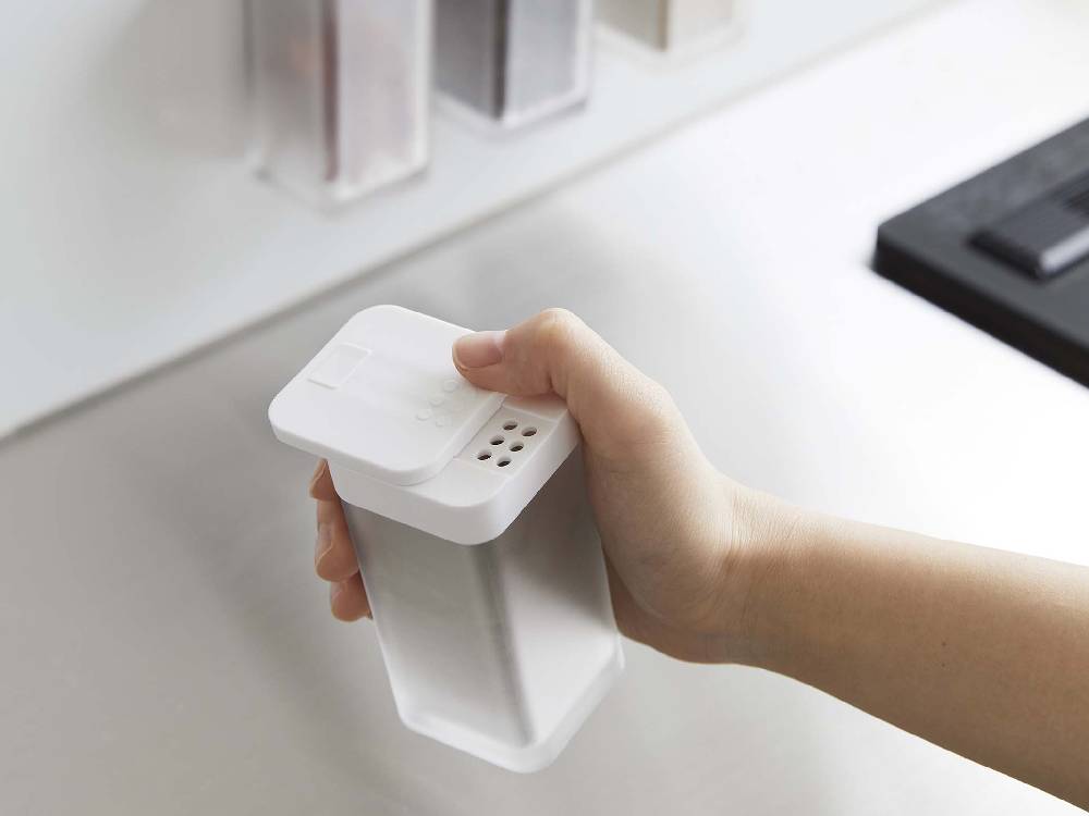 タワーの黒色マグネットスパイスボトル