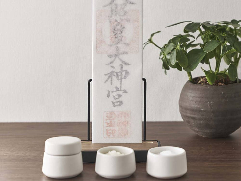 タワーブランドのスチールと木製神札スタンド