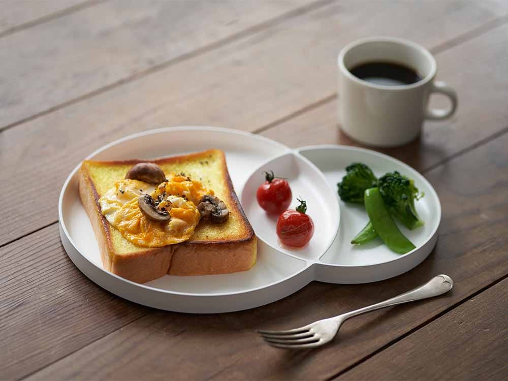 tak.モーニングプレートにパンや食材が盛られた朝食