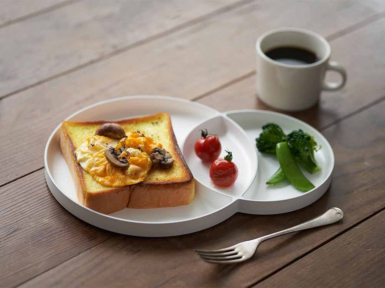 tak.モーニングプレートにパンや食材が盛られた朝食