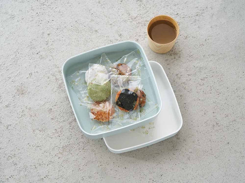 フルーツとナッツが盛られたライトイエローのボウル