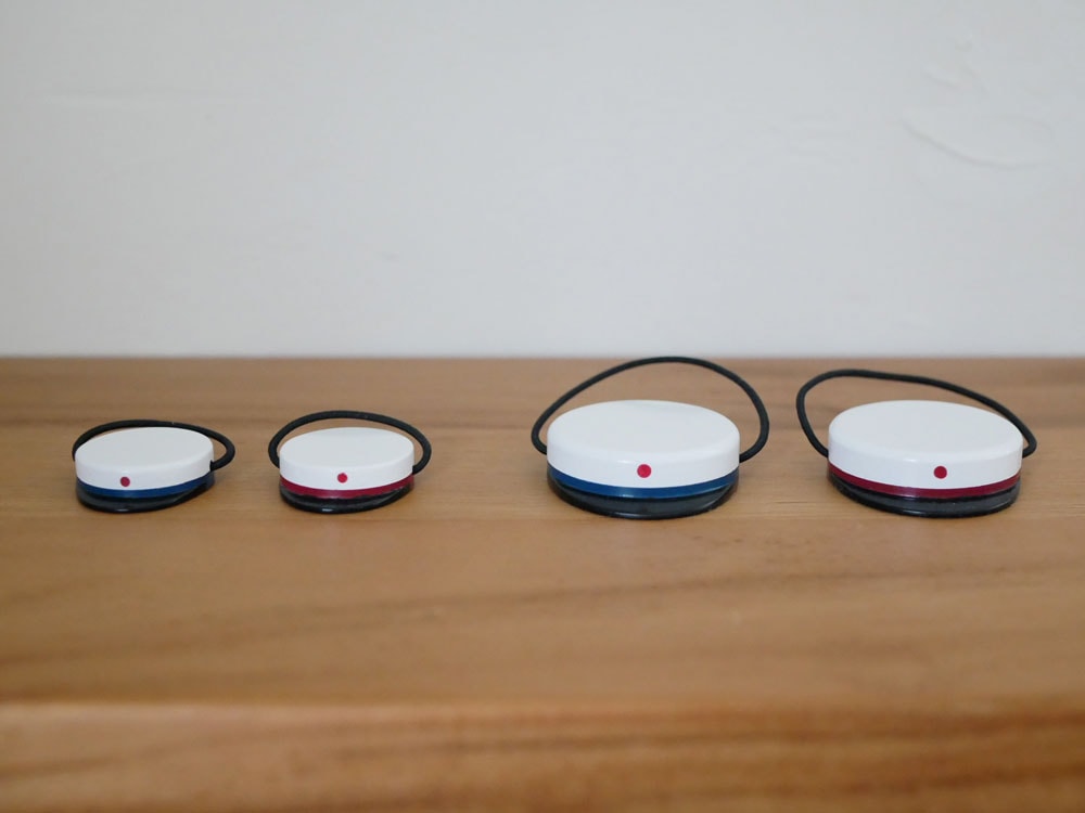 カイ ボイスンのスチューデントキャップ。ビーチ材を使用した木製の装飾品で、電子機器やワイヤーを組み込んだデザイン。