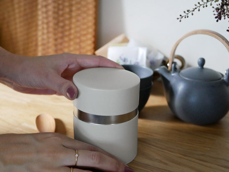 サリュー製ブリキ茶缶と山桜茶さじのセット