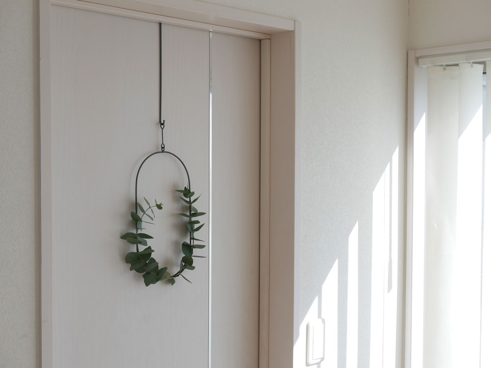 ホーンプリーズメイドのアイアンオーバルリース