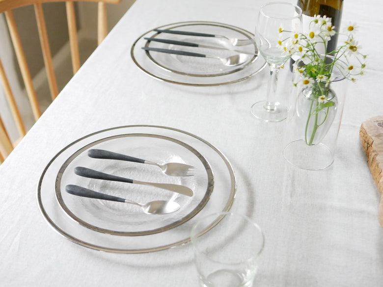 クチポールのAliceセット。つや消しステンレス製の17.5cmナイフ、16.5cmフォーク、16.5cmスプーンが化粧箱に並べられている