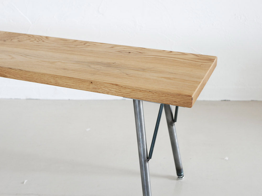 四角商店製オーク無垢集成材の天板とクリアラッカー塗装の鉄脚を持つSIKAKUブランドのベンチ