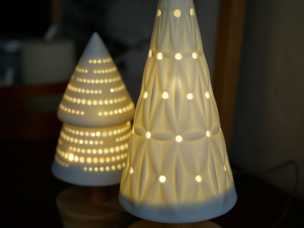 ホーンプリーズの陶器と松材で作られたLEDライト付きツリー。
