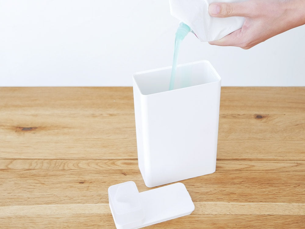 タワー製の約700ml容量の詰め替え用ランドリーボトル。ABS樹脂製でシリコーンパッキン付き