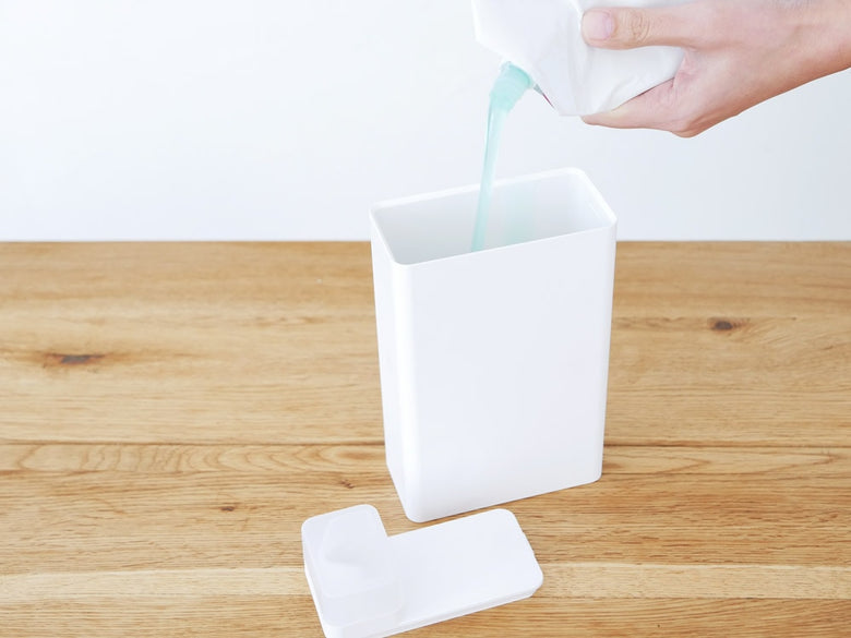 タワー製の約700ml容量の詰め替え用ランドリーボトル。ABS樹脂製でシリコーンパッキン付き