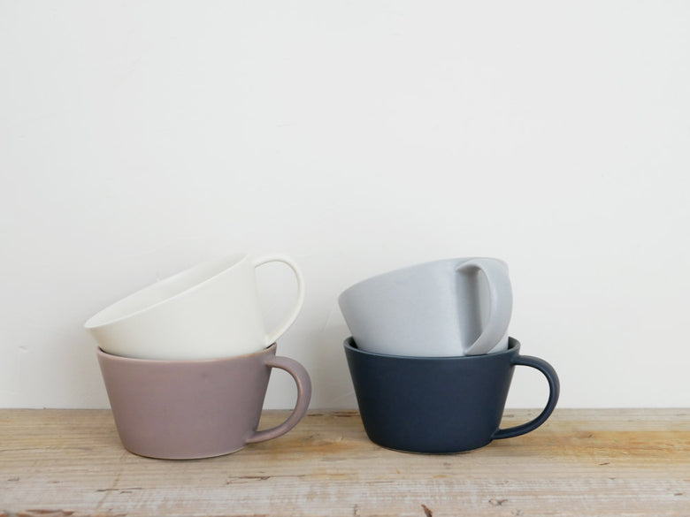 SAKUZANのSaraスープカップ、手作りの磁器製で自然な釉薬の風合いが特徴、約350mlの容量