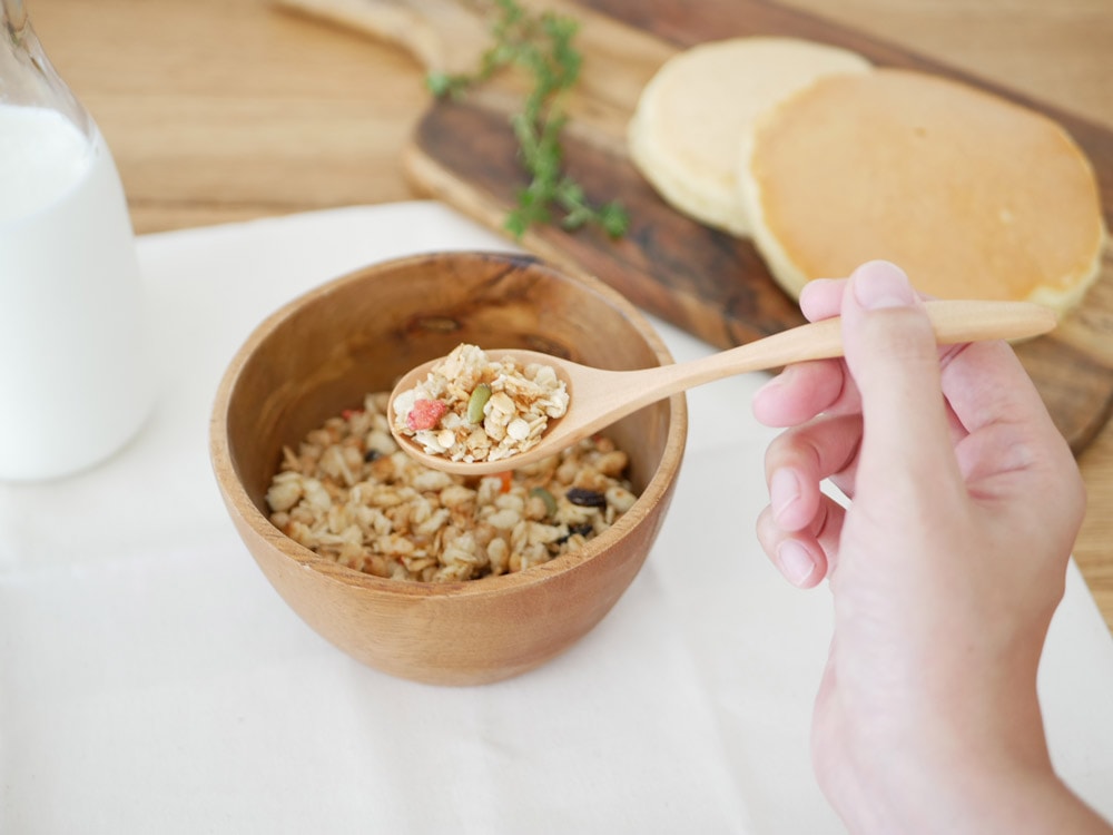 SALUSブランドの天然木製白木カトラリーセット。130mmのコーヒースプーンと175mmのデザートフォークがテーブルに並べられています。