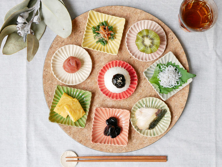 俊峰陶苑の手作り陶器「花あかり」角小皿。自然な風合いと一つ一つ異なる表情を持ち、サイズは80～85mmの四角形