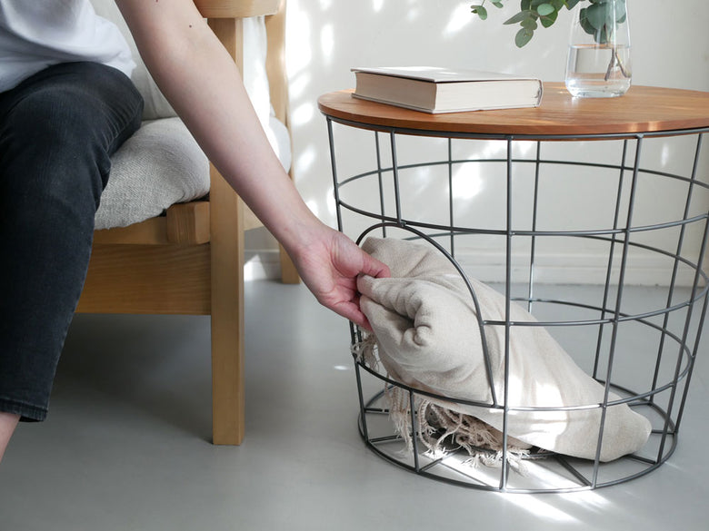 木材と鉄を使用したバスケット型テーブル